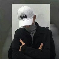 戴帽子头像男低头黑白
