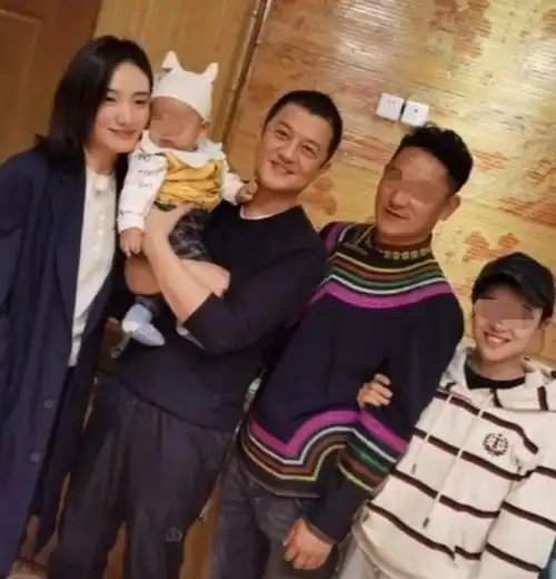 李亚鹏带新女友回家过年女友比其小19岁气质超好似模特 李亚鹏带新女友回家过年女友比其小19岁气质超好似模特