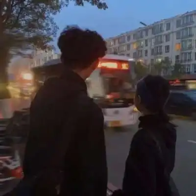 背影情侣头像真人版小新