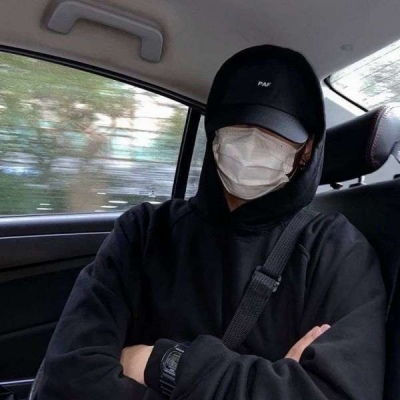  男生黑白灰色头像