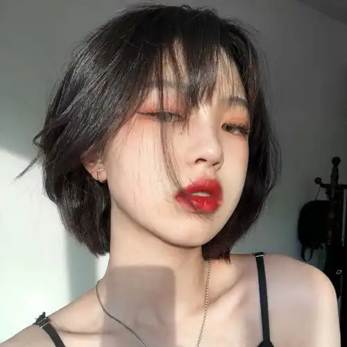  女生头像都是手捧手机的人要是想回信息早就回了