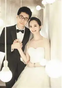  女孩晒与男友高中到结婚合照引来众多网友羡煞与祝福