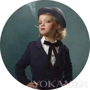  幼儿吸烟影集摄影师跟拍吸烟的孩子