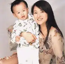 情侣头像坐在车上的萌娃