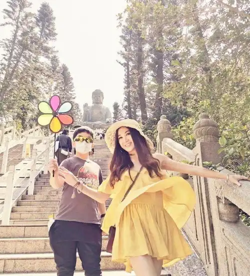  54岁温碧霞宣传新作堕落花,穿超低领长裙,站c位美成焦点