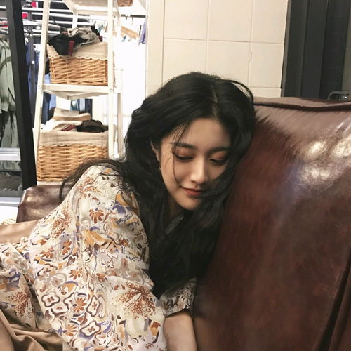  明明很近但又像隔着星河文艺性感清新阳光女生头像