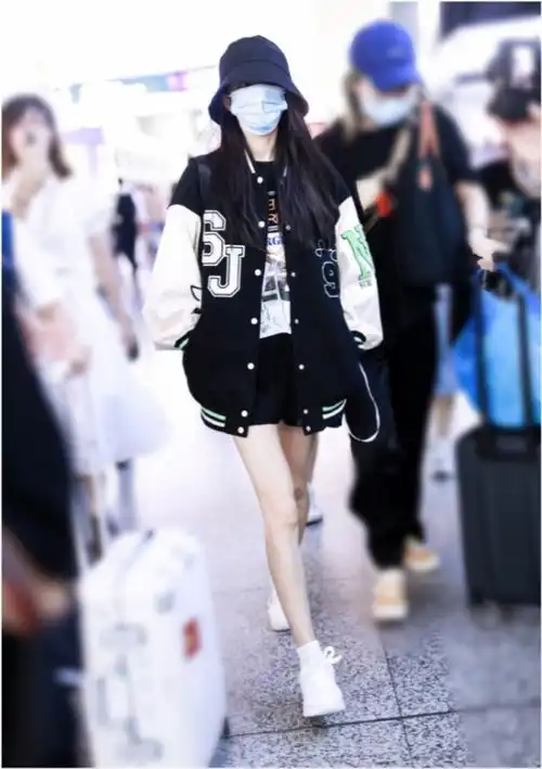 杨幂只顾谈恋爱和魏大勋穿情侣鞋发相同文案,却一年未见女儿了  杨幂只顾谈恋爱和魏大勋穿情侣鞋发相同文案,却一年未见女儿了