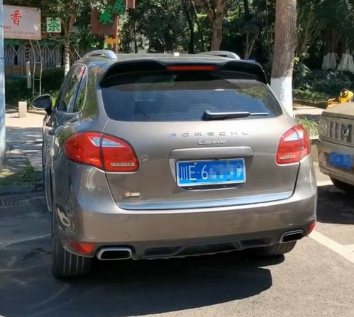  泸州警方秘密拍摄,男女佯装情侣进入地下车库