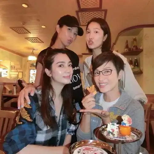  洪欣删光张丹峰有关动态后又辟谣婚变是炒作吗49岁4段情史一段比一段动静大