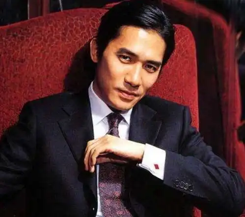 12年前,梁朝伟请张曼玉吃了一顿饭,结束后转身就娶了刘嘉玲 12年前,梁朝伟请张曼玉吃了一顿饭,结束后转身就娶了刘嘉玲