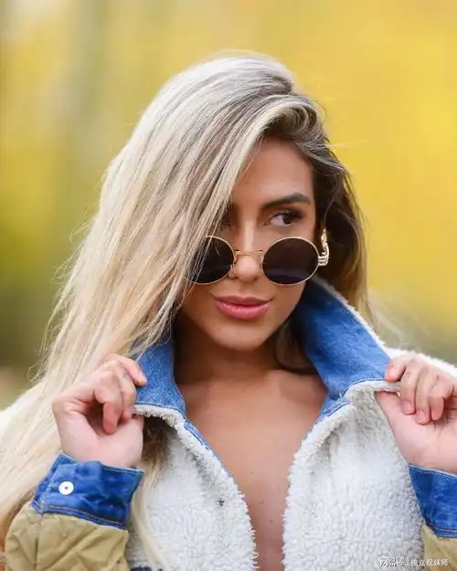  环球美女25岁巴西辣妹,因真人秀知名,凭借时尚穿搭美出天际