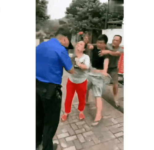  城管对摆摊妇女进行执法,丈夫捡起水泥砖块,狠狠朝城管头部砸去