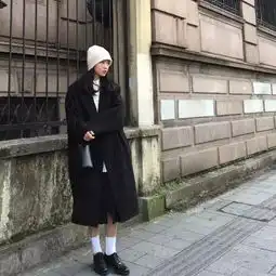 你穿呢大衣的样子也太成熟了吧 你穿呢大衣的样子也太成熟了吧