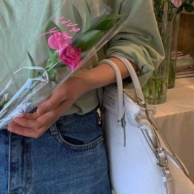手捧玫瑰花的美女情侣头
