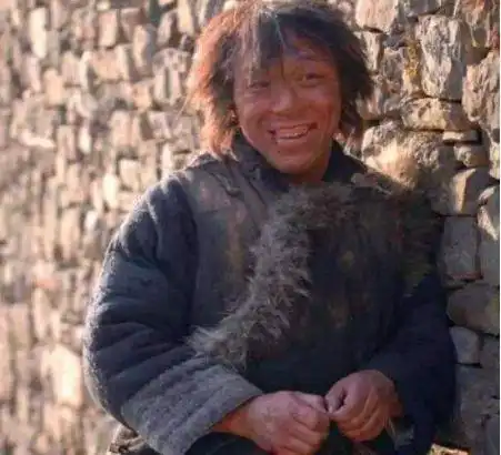 同是演乞丐,周星驰用手抓饭,刘德华睡大街,杨颖是来搞笑的  同是演乞丐,周星驰用手抓饭,刘德华睡大街,杨颖是来搞笑的