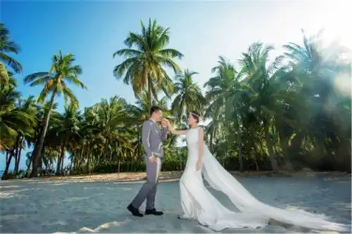  两个恋人三亚度假之旅