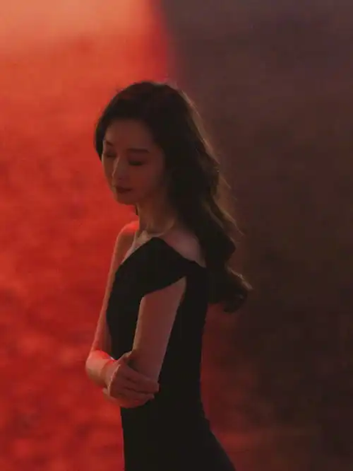  宋轶打卡重庆洪崖洞在朦胧夜色里拍摄氛围感美照