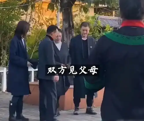 李亚鹏恋情曝光后首现身,一身休闲装状态超好,与粉丝合影很低调 李亚鹏恋情曝光后首现身,一身休闲装状态超好,与粉丝合影很低调
