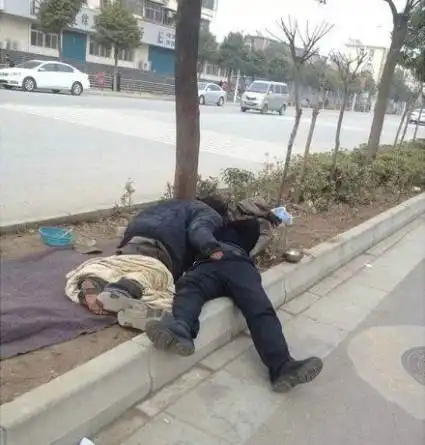 辣眼睛男子醉倒路边,竟遭乞丐...转给爱最喝最酒的吕四人  辣眼睛男子醉倒路边,竟遭乞丐...转给爱最喝最酒的吕四人