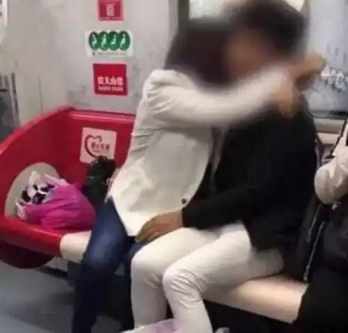 地铁情侣占用整排座位,手放胸前,网友现在年轻人这么厉害 地铁情侣占用整排座位,手放胸前,网友现在年轻人这么厉害