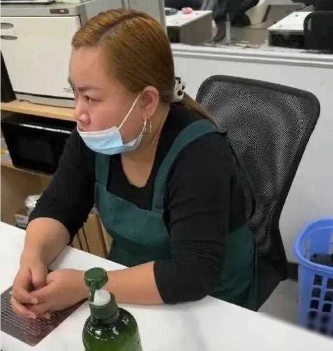  月薪4万,手持高贵绿卡,对中国人不屑一