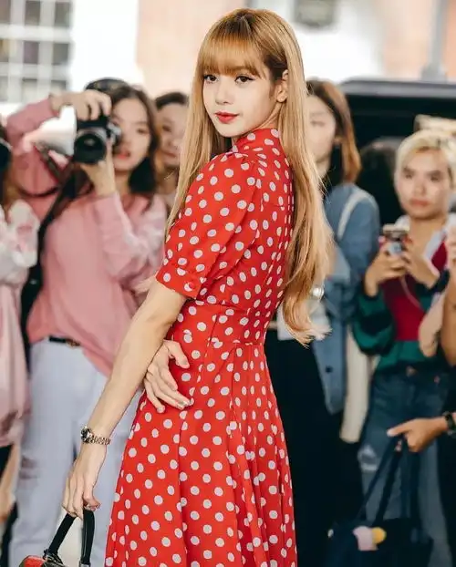  真人芭比lisa出席纽约时装周,