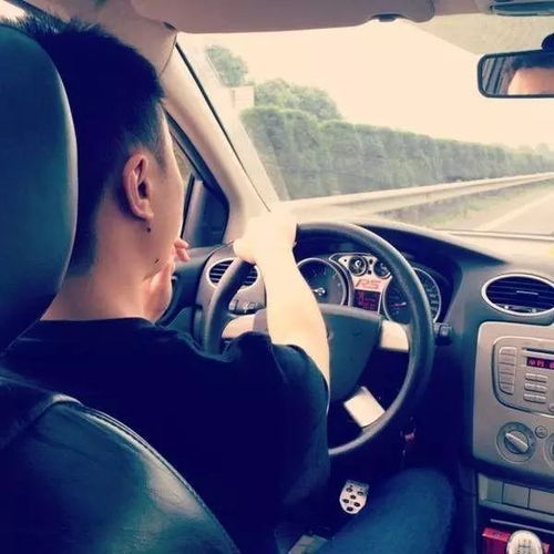 低头玩手机情侣头像开车