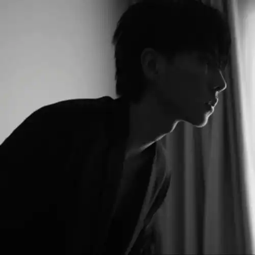  男生不露脸的真人头像ins风格黑色系男生头像图片