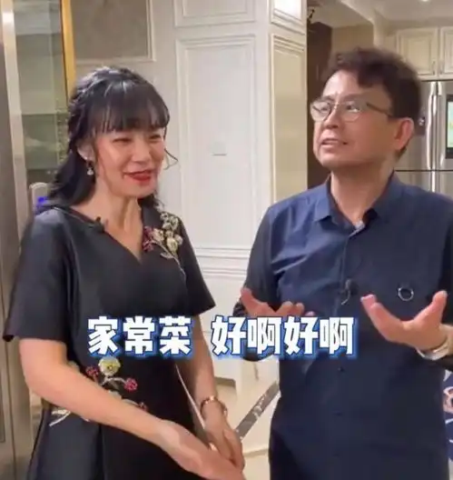 周星驰两大御用配角罕见合体外貌变化不大,近况天差地别 周星驰两大御用配角罕见合体外貌变化不大,近况天差地别