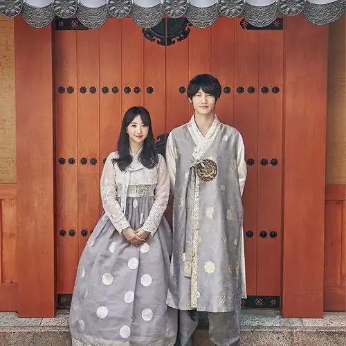 这对夫妇拍的情侣照,引起众议,网友照片就应该好好拍 这对夫妇拍的情侣照,引起众议,网友照片就应该好好拍