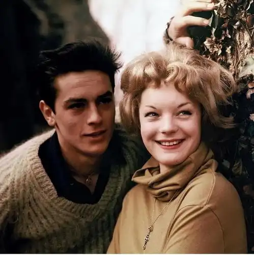 88岁阿兰德龙去世晚年被日裔女友虐待,3个子女为23亿遗产内斗 88岁阿兰德龙去世晚年被日裔女友虐待,3个子女为23亿遗产内斗