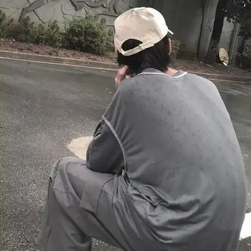  小众男头靠窗座位