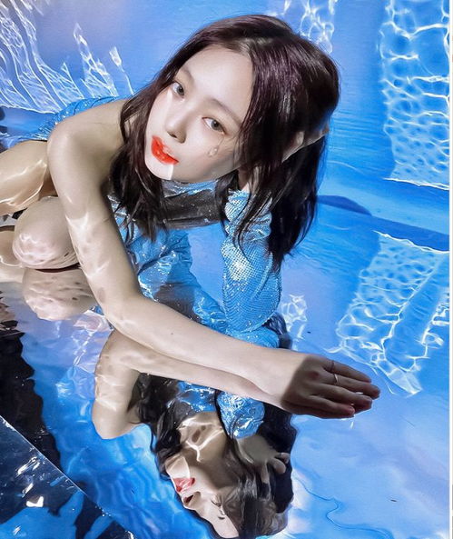  jennie身穿亮片装玩下衣失踪秀美腿,性感撩人