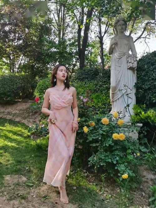  扔掉烂大街的碎花裙入手今夏最时髦的油画裙纯欲又仙气