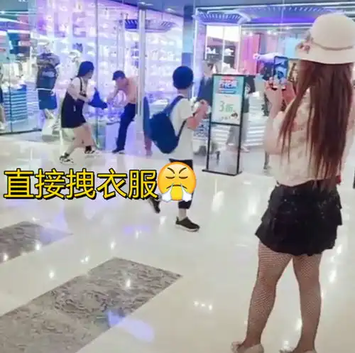 河北一对情侣商场内大打出手,男生嫌衣服贵不给买,女方当场暴怒 河北一对情侣商场内大打出手,男生嫌衣服贵不给买,女方当场暴怒
