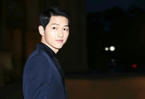  宋慧乔和小11岁男星演情侣主动亲吻画面暧昧,穿皮衣气场超强