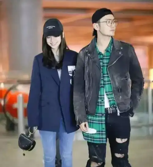  杨颖夫妻真登对,穿西装配牛仔帅气十足,晓明哥破洞裤真有个性