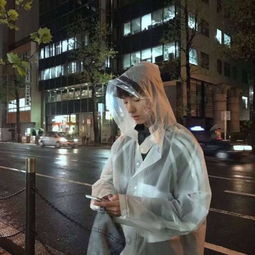 求一组穿白色雨衣在马路上低头玩手机的情侣头像