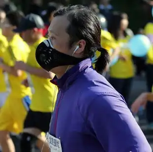 北马奇葩男人穿婚纱跑步乞丐称好好活着  北马奇葩男人穿婚纱跑步乞丐称好好活着