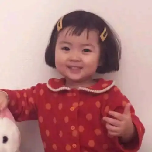 情侣头像坐在车上的萌娃妈妈