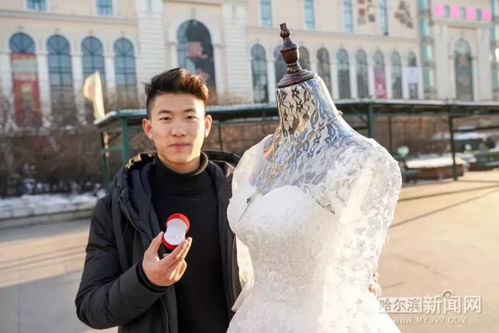  小伙搭50小时硬座火车来哈尔滨,携钻戒向一件坐飞机来的婚纱求婚成功