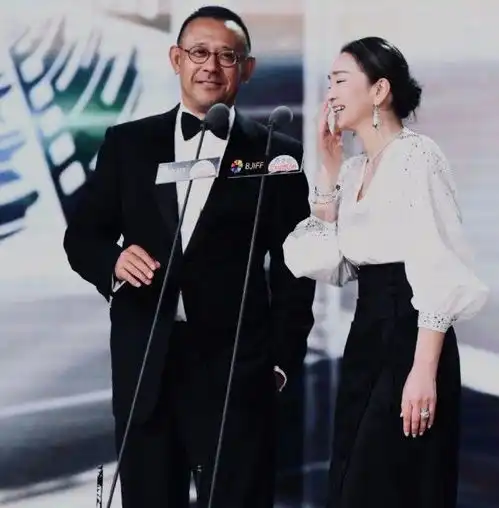  巩俐等女星亮相北影节闭幕红毯,刘晓庆显年轻,关晓彤大长腿抢镜