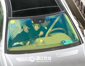  危险驾驶杭州男女搂着开车被拍下