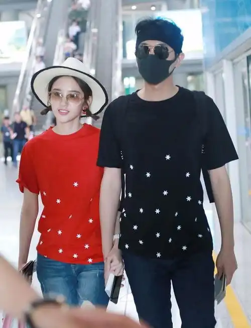  唐艺昕张若昀真是太幸福,平时出门也要挽着手,穿情侣装很恩爱