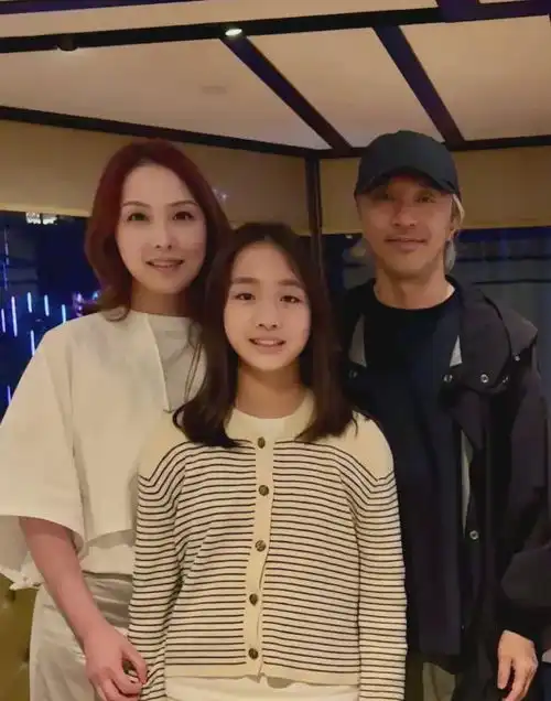  62岁周星驰罕参加私人酒局,甘比牵线合影曝光,头发稀疏全白了