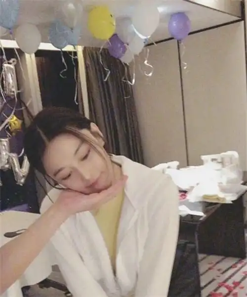  张馨予婚后晒夫妻恩爱照,网友嫁给爱情的样子