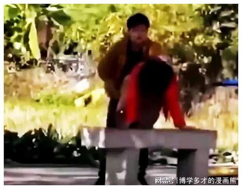  情侣欲火难耐街边发作,男的当场就把女友裤子扒了