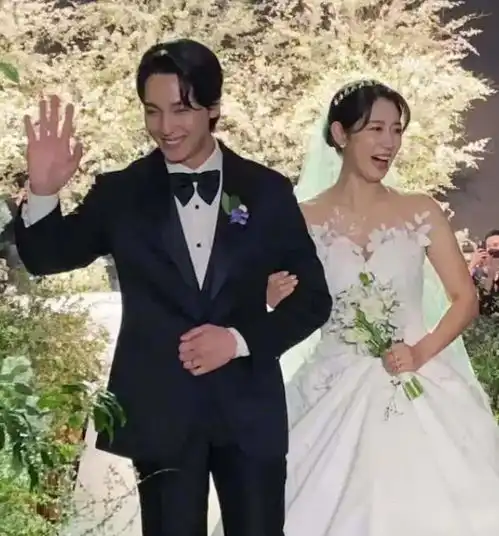  朴信惠大方公开孕照与崔泰俊搞怪合影,俩人婚礼上互相宣誓泪目