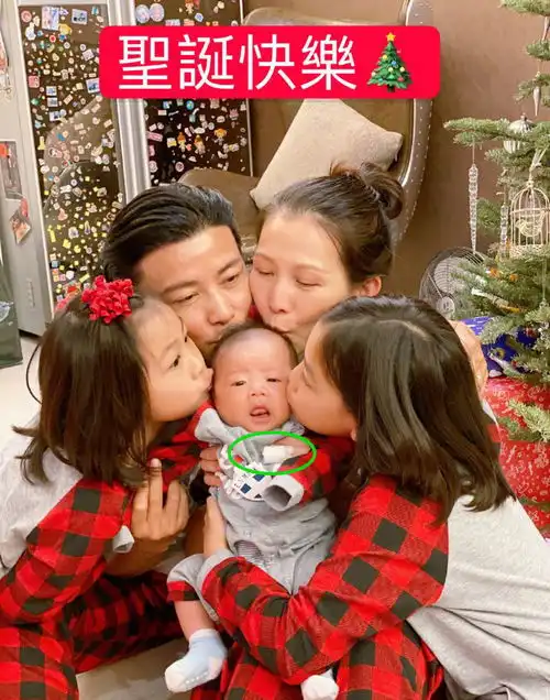  坐月子要满42天蔡少芬素颜亲吻三胎儿子,左手无名指受伤包纱布