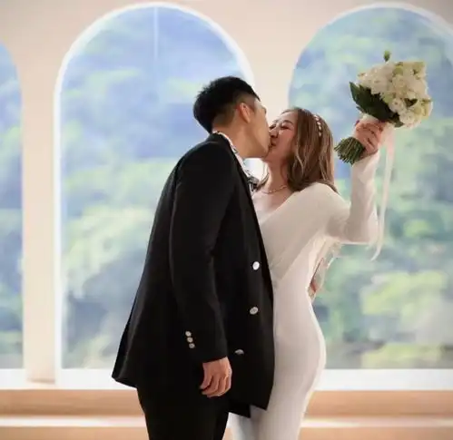  结婚一周年tvb小生推新歌送富贵老婆,被嘲软饭男坚持澄清是真爱